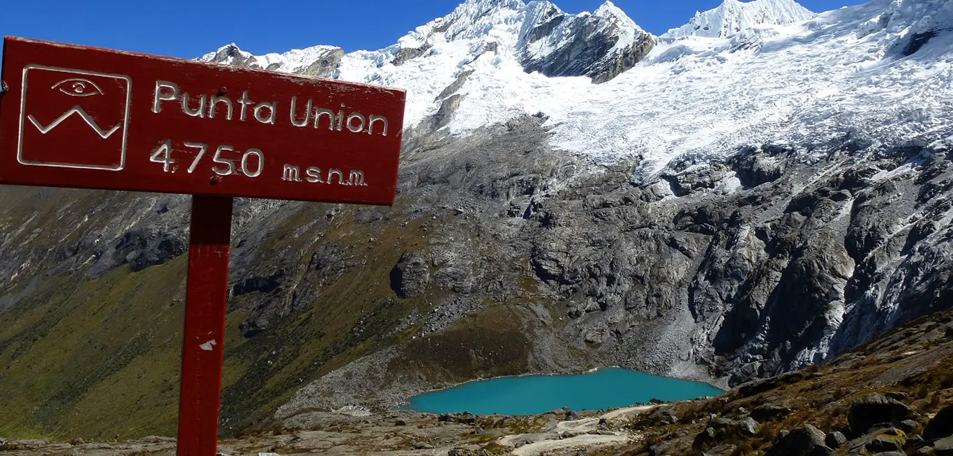 Abra Punta Unión – Trek Santa Cruz 4D/3N Excursionistas cruzando el Abra Punta Unión durante el trekking Santa Cruz en la Cordillera Blanca