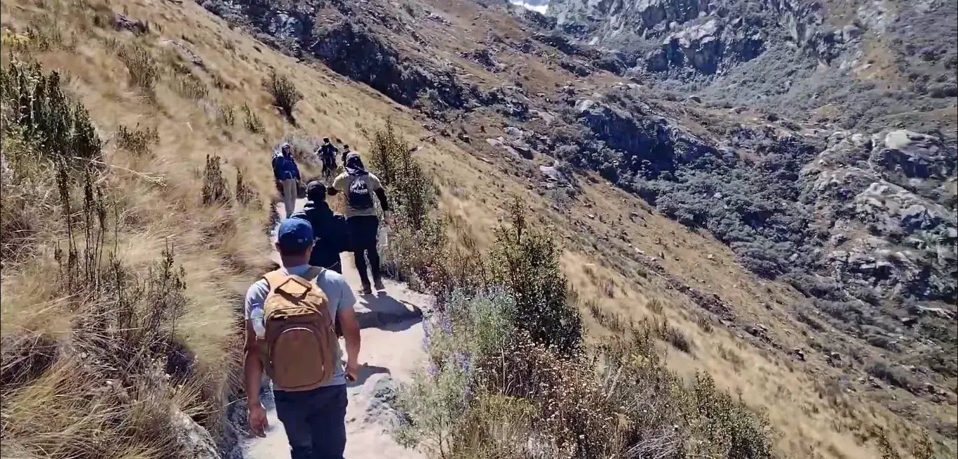 Ascenso hacia la Laguna Churup Senderistas durante el ascenso hacia la Laguna Churup en la Cordillera Blanca
