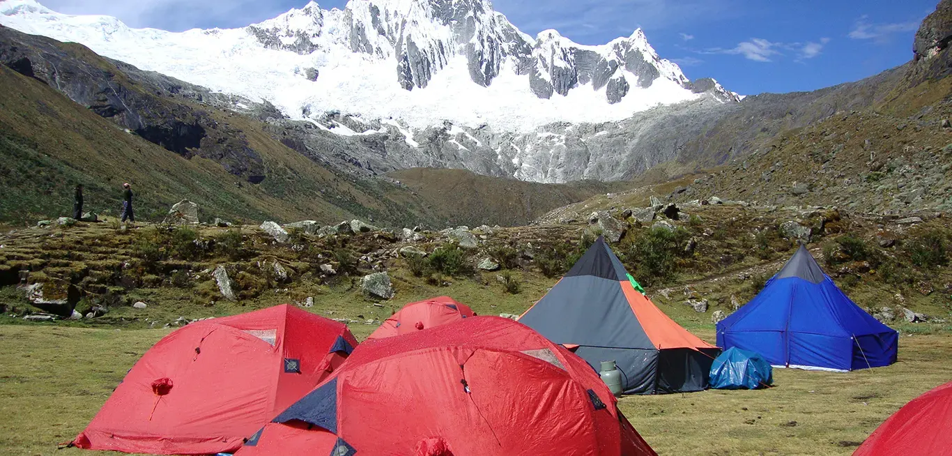 Campamento Taullipampa – Trek Santa Cruz Campamento Taullipampa con el nevado Taulliraju durante el trekking Santa Cruz