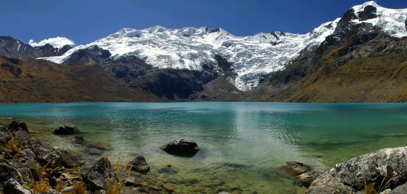 Laguna Jatuncocha – Trek Santa Cruz 4D/3N Laguna Jatuncocha de aguas turquesas en el valle Santa Cruz, Cordillera Blanca