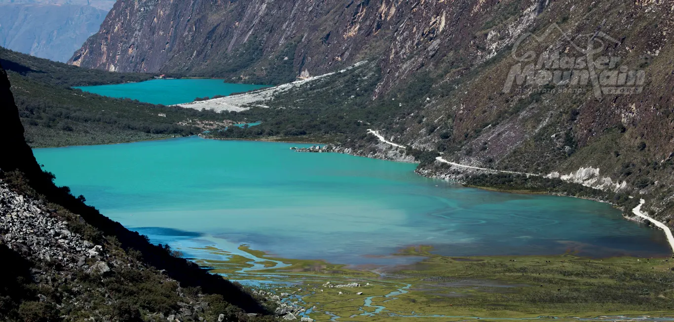 Laguna de Llanganuco Laguna de Llanganuco con aguas turquesas y nevados de la Cordillera Blanca