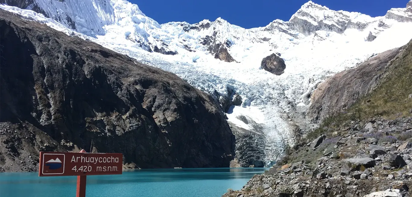 Mirador Arhuaycocha y Nevado Alpamayo – Trek Santa Cruz Mirador de Arhuaycocha con vista al nevado Alpamayo durante el trekking Santa Cruz