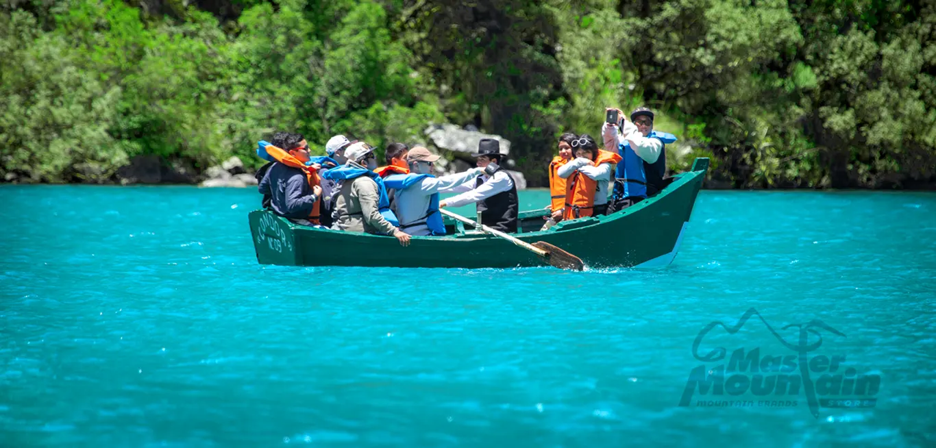 Paseo en bote en la Laguna de Llanganuco Paseo en bote sobre la Laguna de Llanganuco en el Parque Nacional Huascarán