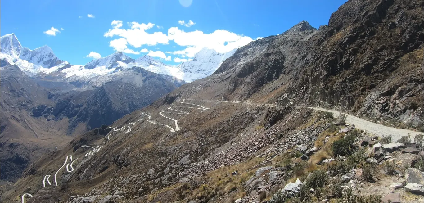 Paso Portachuelo de Llanganuco – Trek Santa Cruz Vista panorámica desde el Paso Portachuelo de Llanganuco durante el trekking Santa Cruz
