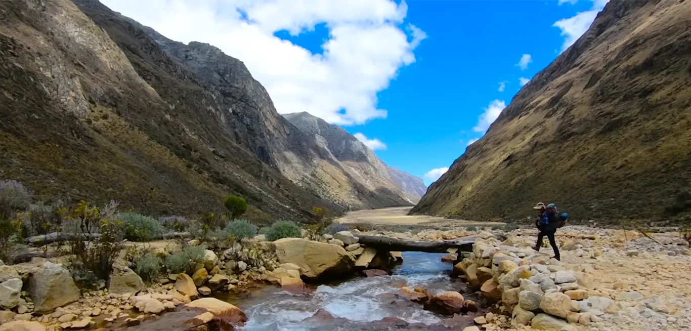 Valle Santa Cruz – Último día del Trek Excursionistas descendiendo por el valle Santa Cruz durante el último día del trekking