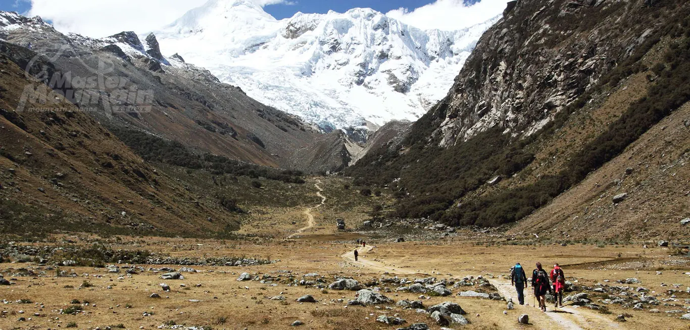 Aproximación al Campo Base del Nevado Ishinca Aproximación al Campo Base Ishinca entre bosques de queñuales en la Cordillera Blanca, Áncash