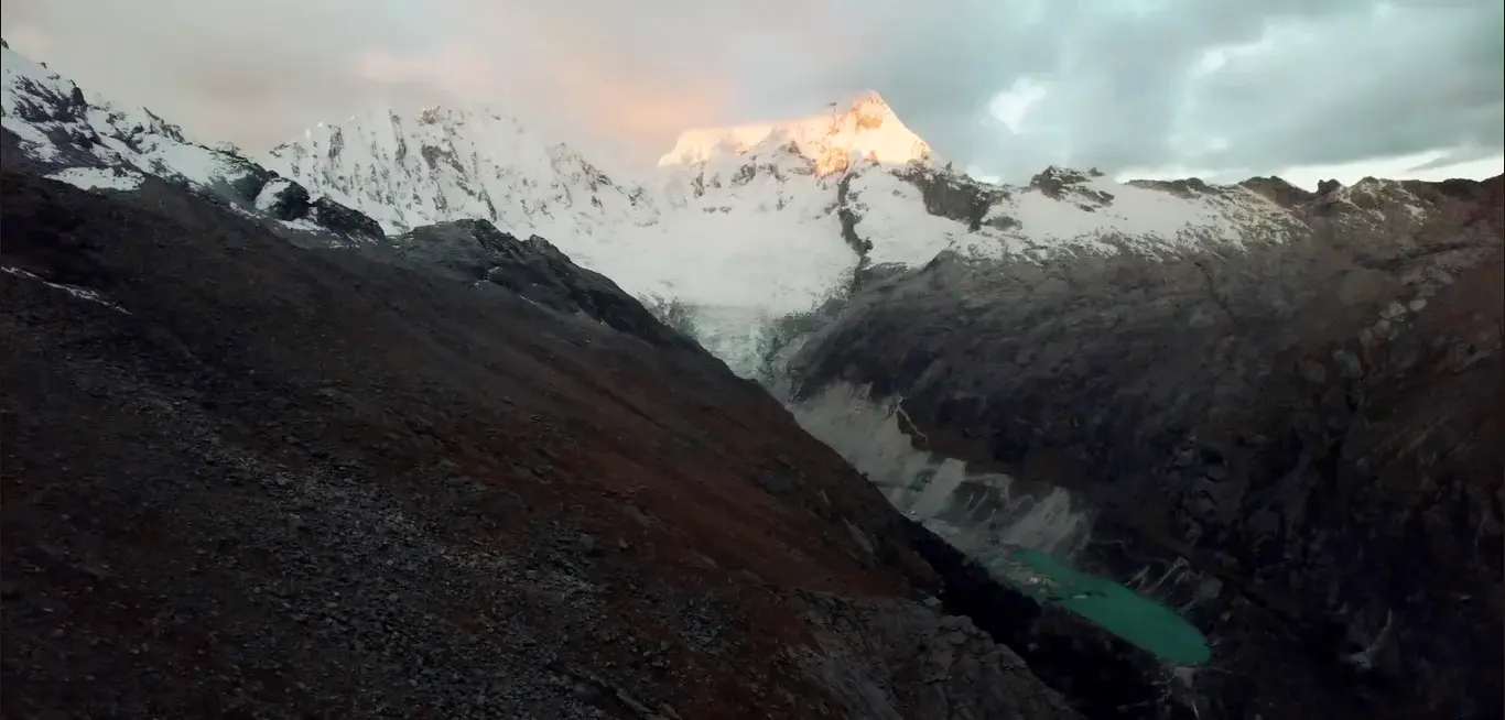 Ascenso al Campo Morrena – Laguna Llaca y Nevado Vallunaraju Ascenso al Campo Morrena con vista a la Laguna Llaca y al nevado Vallunaraju en Huaraz