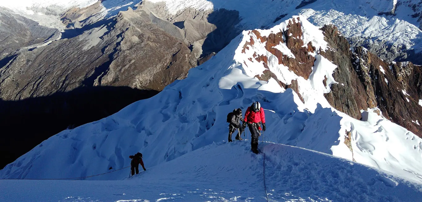Ascenso Glaciar al Nevado Yanapaccha Escaladores ascendiendo el glaciar del Nevado Yanapaccha con crampones y cuerda en la Cordillera Blanca