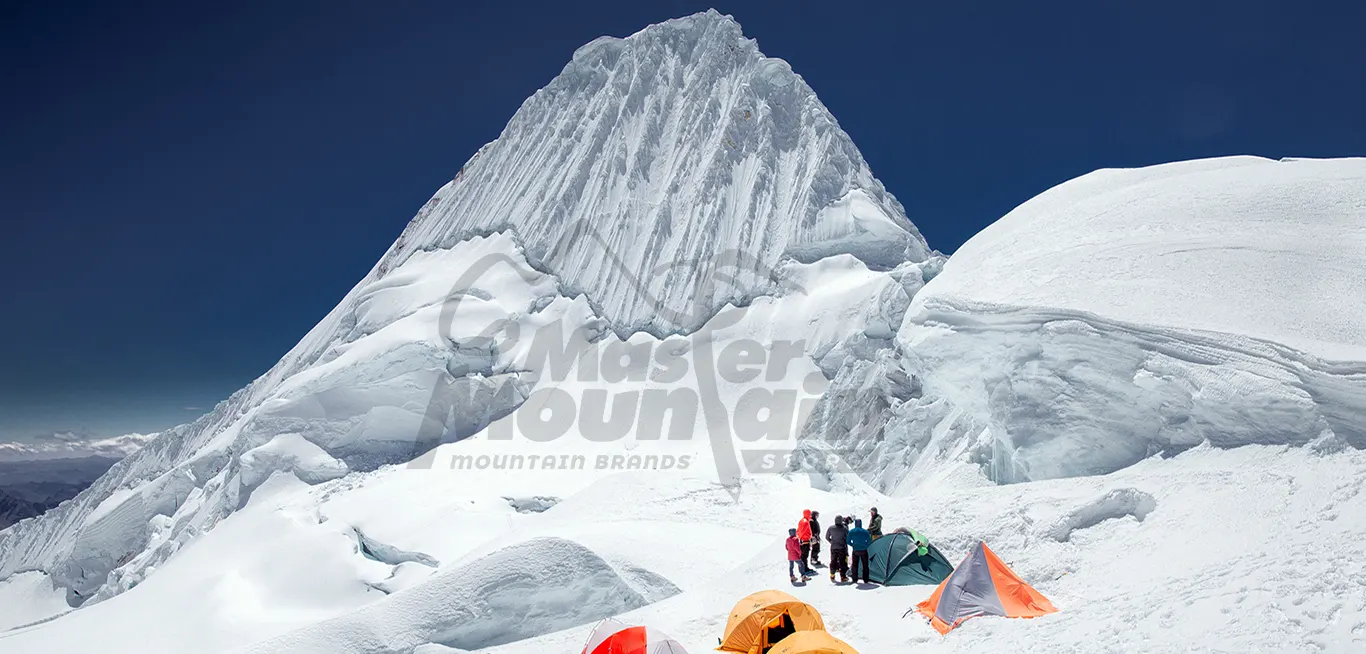 Campamento 1 – Nevado Alpamayo Campamento 1 del Nevado Alpamayo durante la expedición de alta montaña
