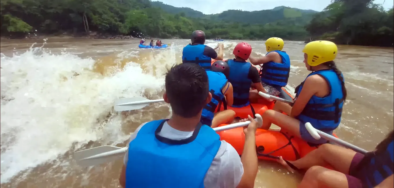 Canotaje en el Río Mayo – Tarapoto Canotaje en el Río Mayo durante el tour Tarapoto Bellísimo 5D/4N