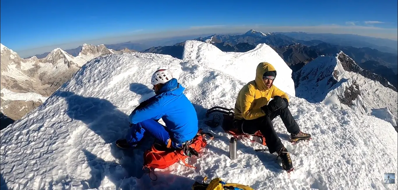 Cumbre del Nevado Alpamayo Montañistas en la cumbre del Nevado Alpamayo de 5947 metros