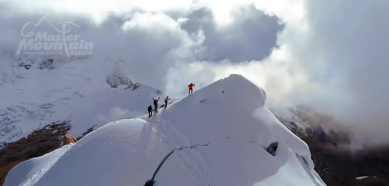 Cumbre del Nevado Ishinca Escaladores en la cumbre del Nevado Ishinca con vista panorámica de la Cordillera Blanca
