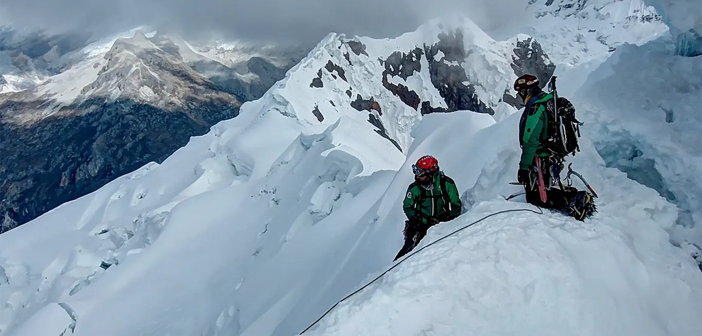 Cumbre del Nevado Yanapaccha Escaladores en la cumbre del Nevado Yanapaccha con vista panorámica de la Cordillera Blanca