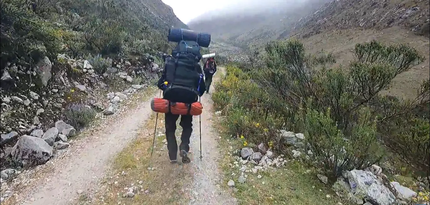 Descenso hacia Cojup – Trekking Cordillera Blanca Descenso hacia la quebrada Cojup durante el trekking Quilcayhuanca Cojup
