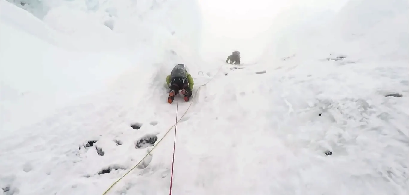 Escalada técnica al Nevado Alpamayo Escalada técnica en la pared del Nevado Alpamayo durante la expedición