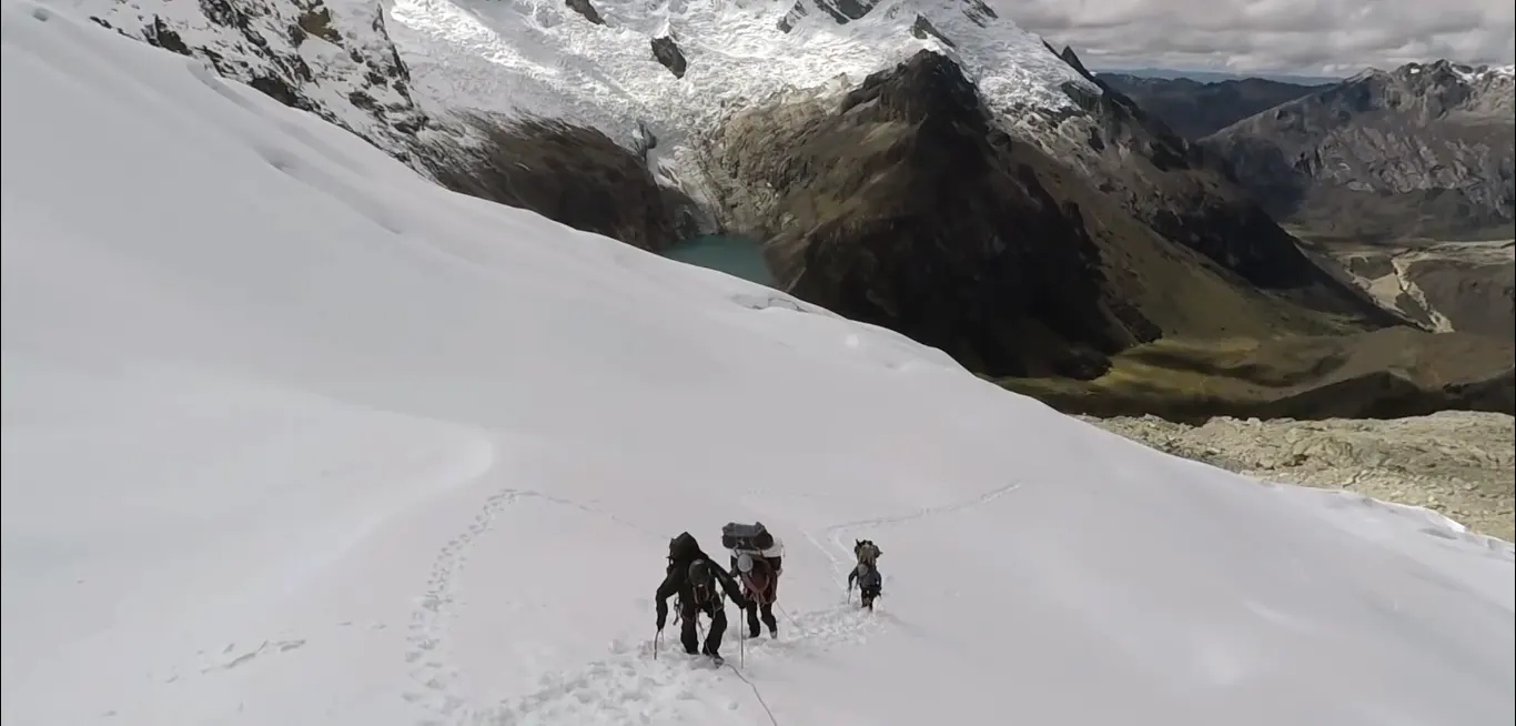 Ingreso al glaciar – Expedición Alpamayo Montañistas ingresando al glaciar durante la expedición Alpamayo