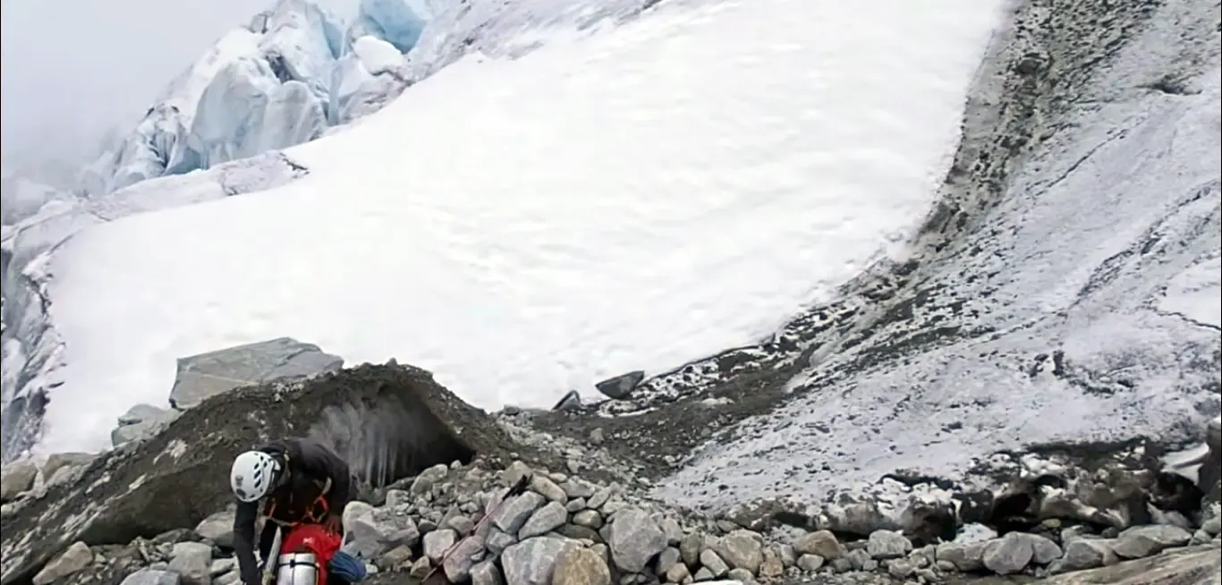 Ingreso al Glaciar del Huascarán Escaladores ingresando al glaciar del Nevado Huascarán rumbo al Campamento 1