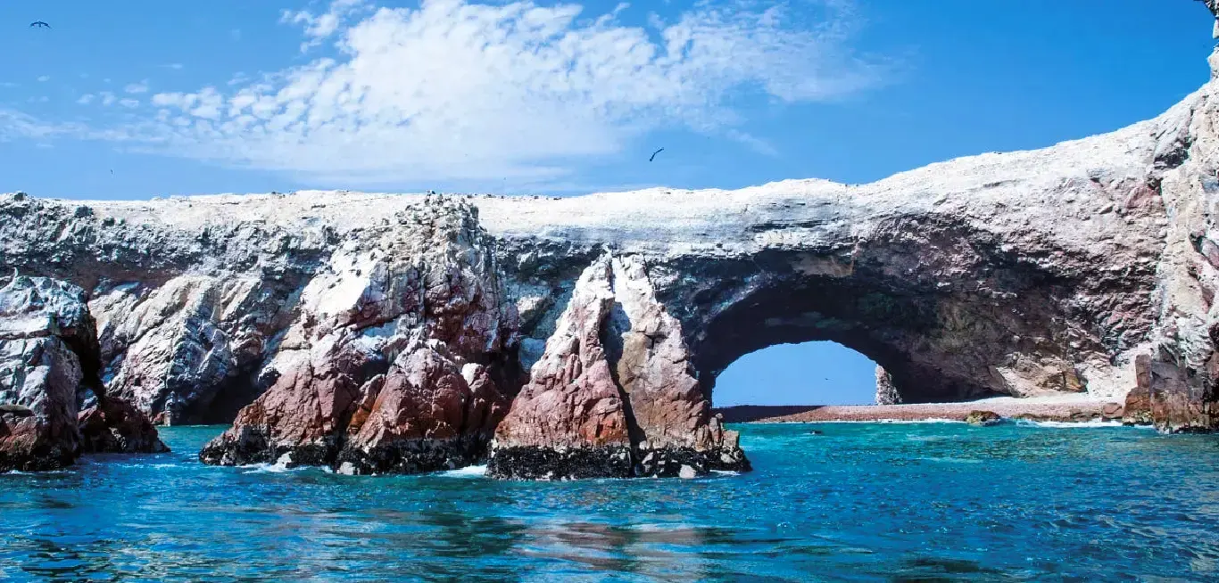Islas Ballestas – Paracas Islas Ballestas durante el tour Ica Paracas Nazca 5D/4N