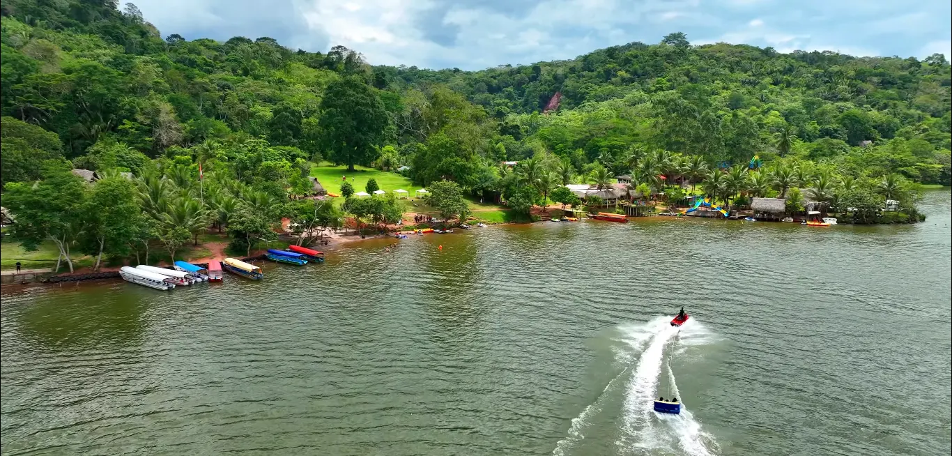 Laguna Azul – Tarapoto Laguna Azul durante el tour Tarapoto Bellísimo 5D/4N