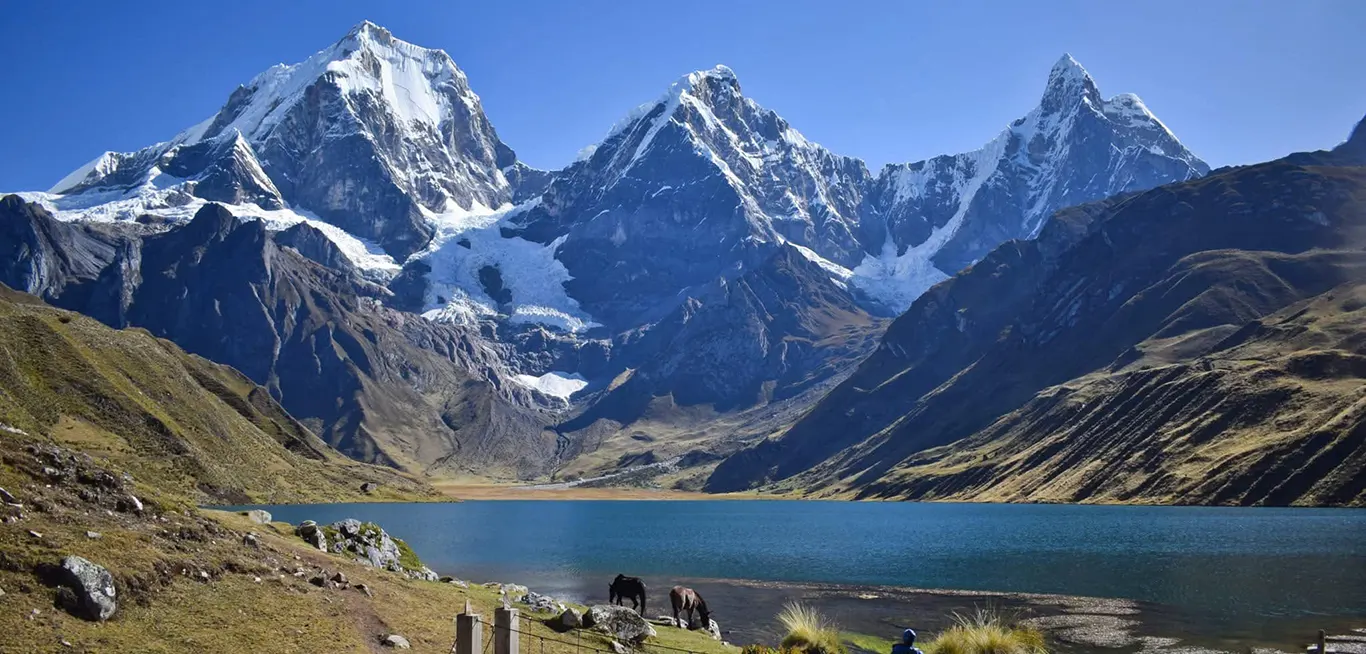 Laguna Carhuacocha – Ícono del Circuito Huayhuash Laguna Carhuacocha con los nevados Yerupajá y Siula Grande reflejados