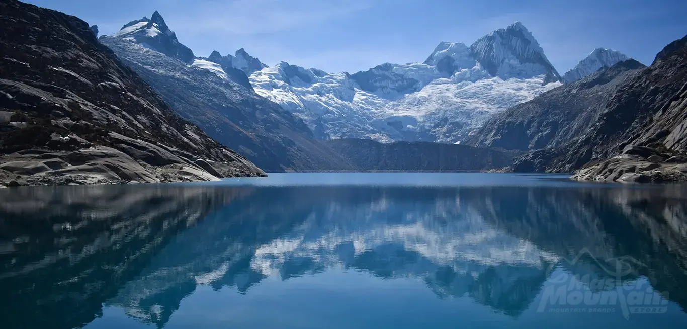 Laguna Cullicocha – Paisaje Final del Trek Cedros Alpamayo Laguna Cullicocha con reflejo de los nevados Santa Cruz y Quitaraju en Áncash