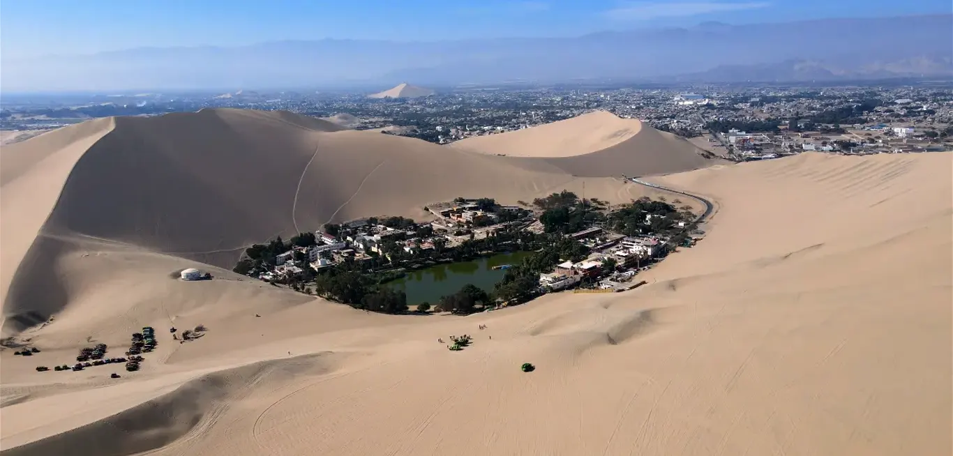 Laguna de Huacachina – Oasis de América Laguna de Huacachina durante el tour Ica Paracas Nazca 5D/4N