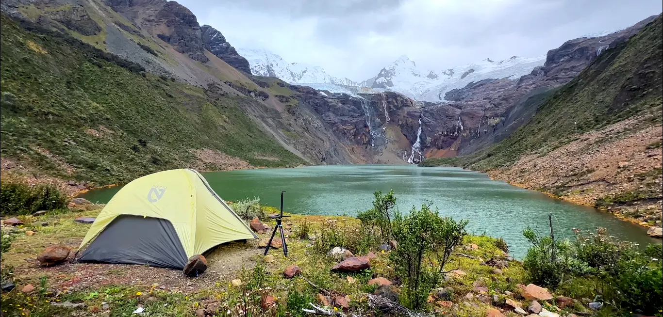 Laguna Tullpacocha – Primer Campamento Laguna Tullpacocha rodeada de nevados durante el trekking Quilcayhuanca Cojup