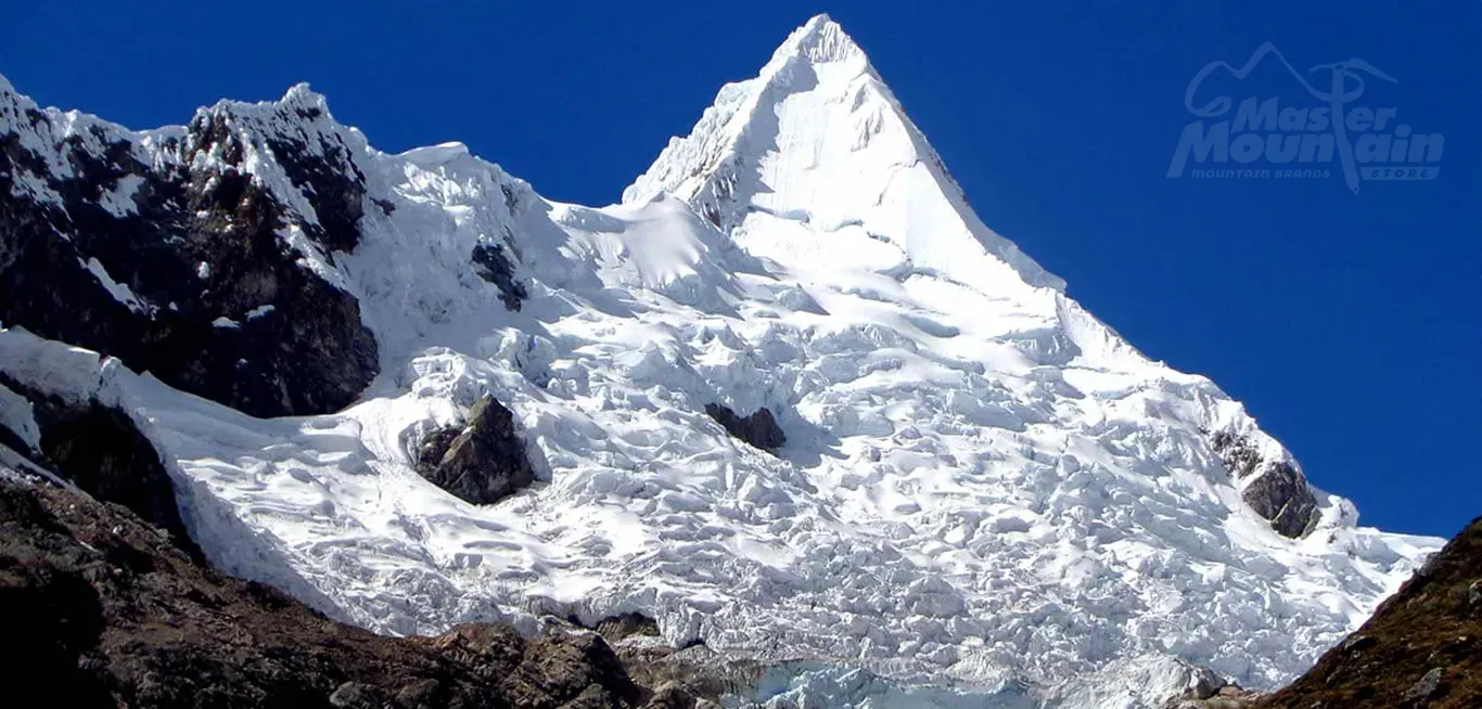 Nevado Alpamayo desde Jancarurish – Icono de la Cordillera Blanca Vista del nevado Alpamayo desde Jancarurish durante el trekking Cedros Alpamayo