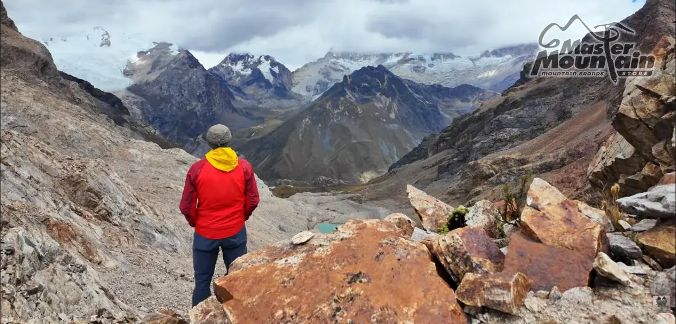 Paso Alto de Pucaraju – Mirador Natural de la Cordillera Blanca Paso Alto de Pucaraju con vista panorámica de la Cordillera Blanca durante el trekking Cedros Alpamayo