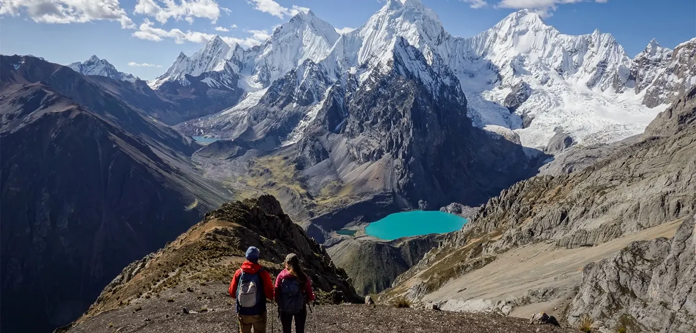 Paso Carnicero – Trek Huayhuash Paso Carnicero con vistas a las lagunas Atocshaico y Carnicero durante el trekking Huayhuash