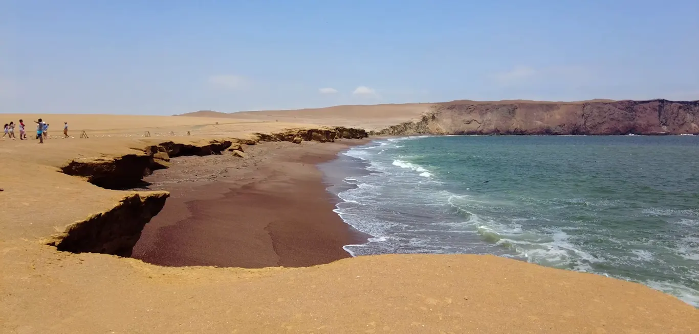 Playa Roja – Reserva Nacional de Paracas Playa Roja de Paracas durante el tour Ica Paracas Nazca 5D/4N