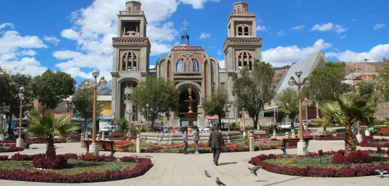 Plaza de Armas de Huaraz – Huaraz Aventurero Premium Plaza de Armas de Huaraz durante el tour Huaraz Aventurero Premium 5D/4N