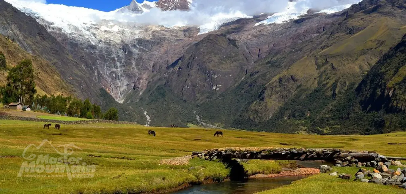 Quebrada Jancapampa – Valle Altoandino del Trek Cedros Alpamayo Quebrada Jancapampa con campamento rodeado de montañas en la Cordillera Blanca