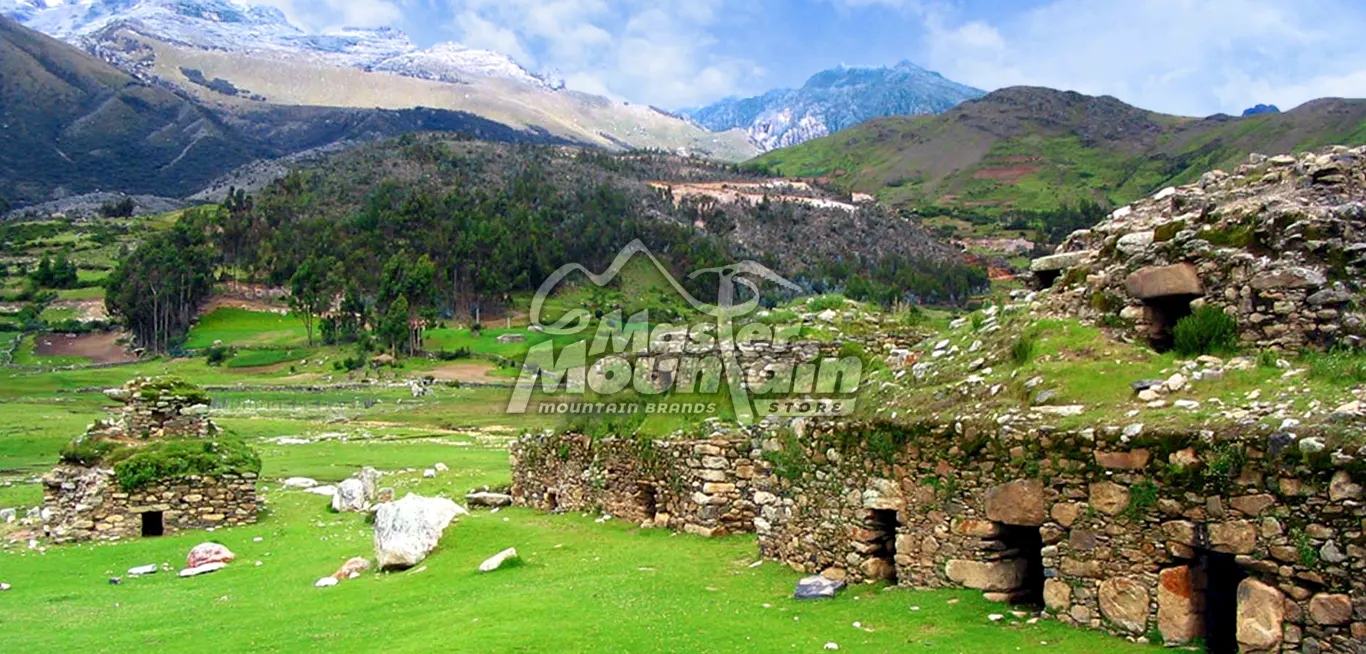 Ruinas de Honcopampa y chullpas frente a la Cordillera Blanca Ruinas de Honcopampa con chullpas y nevados de la Cordillera Blanca