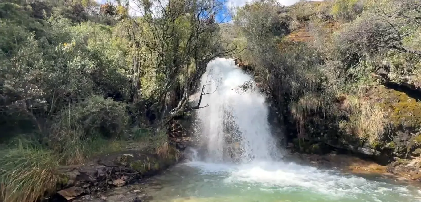 Catarata Yuracyacu – Tour Diario Honcopampa Catarata Yuracyacu en el entorno natural de Honcopampa