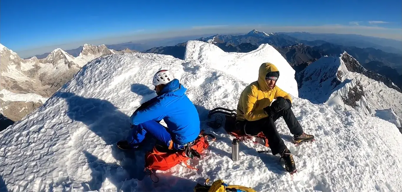 Cumbre del Nevado Alpamayo Montañistas en la cumbre del Nevado Alpamayo de 5947 metros