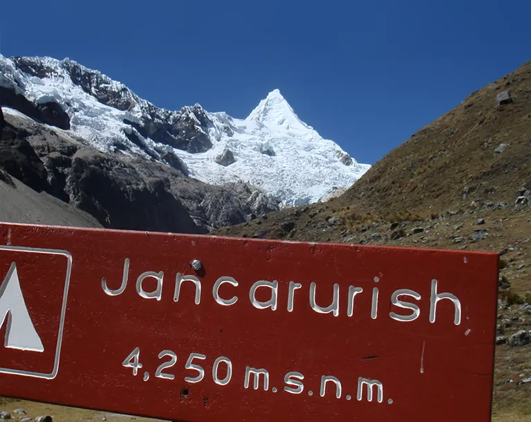 Jancarurish durante el día 7 del trek Cedros Alpamayo 10 días 9 noches, vistas desde el Paso Cara Cara hacia la Quebrada de Cedros