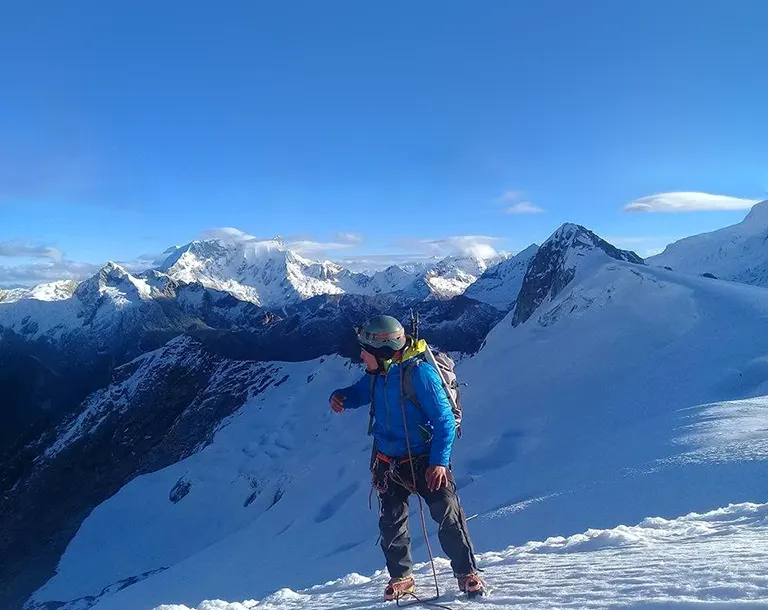 Ascenso en glaciar al Nevado Ishinca 5530 metros durante el día 2 de la expedición 3 días 2 noches
