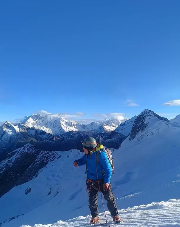 Ascenso en glaciar al Nevado Ishinca 5530 metros durante el día 2 de la expedición 3 días 2 noches