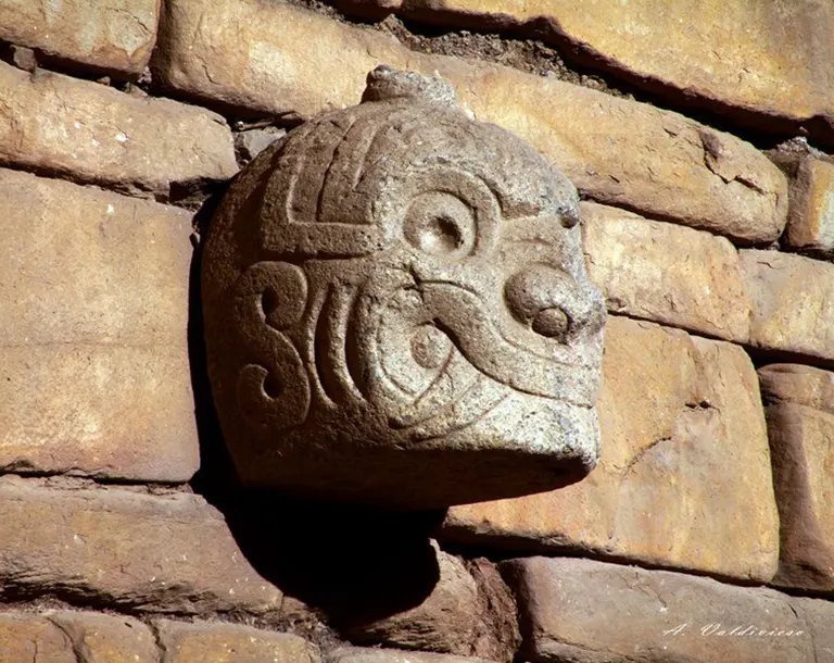 Cabeza clava del complejo arqueológico de Chavín de Huántar durante el viaje de promoción Huaraz Clásico 4D/3N