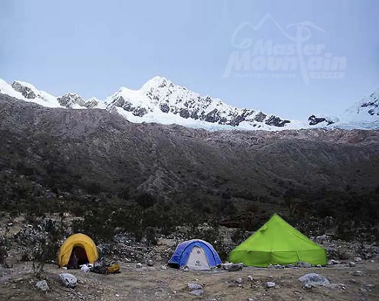 Campamento Base del Alpamayo 4300 metros durante el día 5 de la escalada Alpamayo 6 días 5 noches