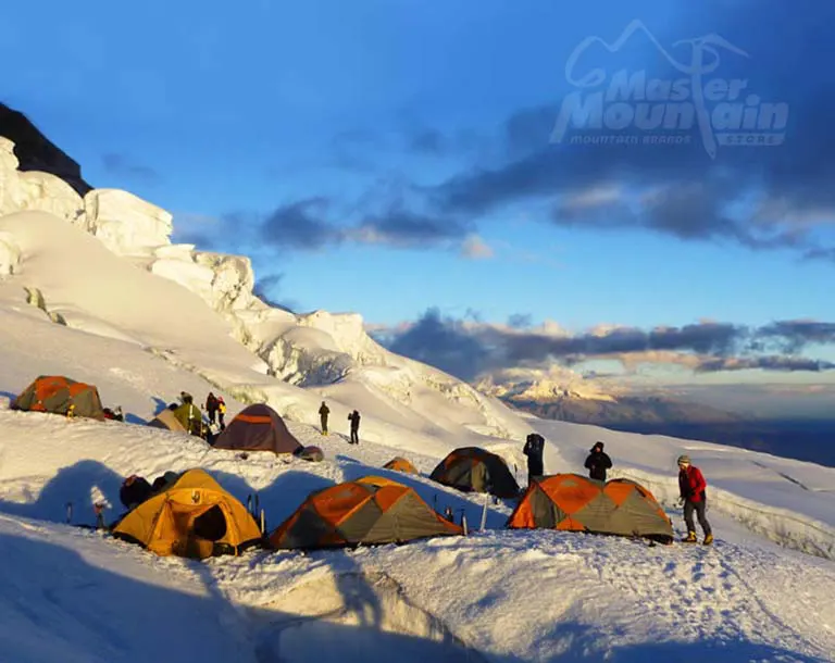 Campamento Dos del Huascarán a 6010 metros durante el día 4 de la escalada Huascarán 7 días 6 noches