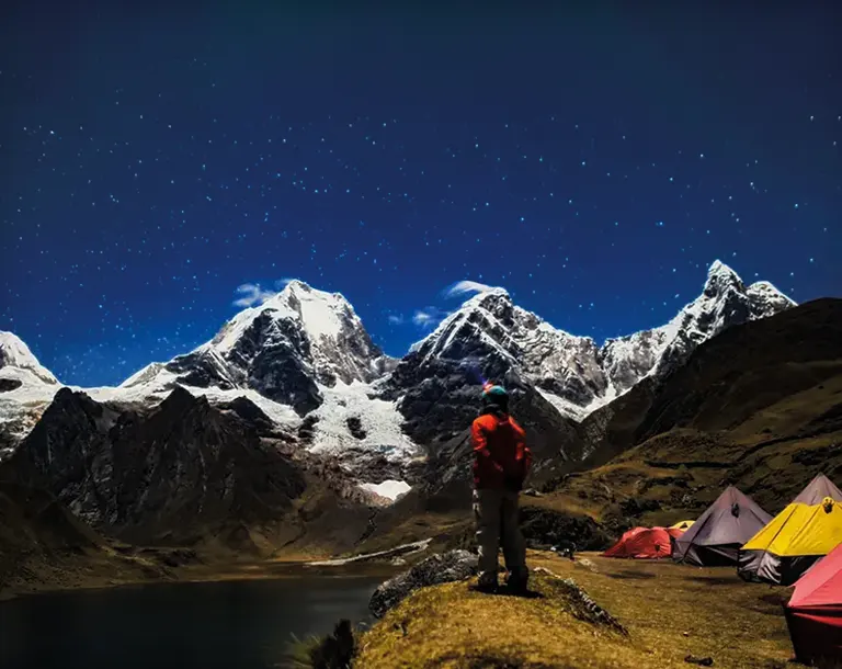 Campamento y Laguna Mitucocha en el día 2 del trek largo Huayhuash 8 días 7 noches desde Cuartelhuain hasta Carhuacocha, con vistas a los nevados Rondoy, Jirishanca y Yerupaja