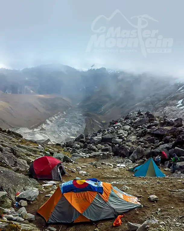 Campamento Morrena del Huascarán a 4850 metros durante el día 2 de la escalada Huascarán 7 días 6 noches