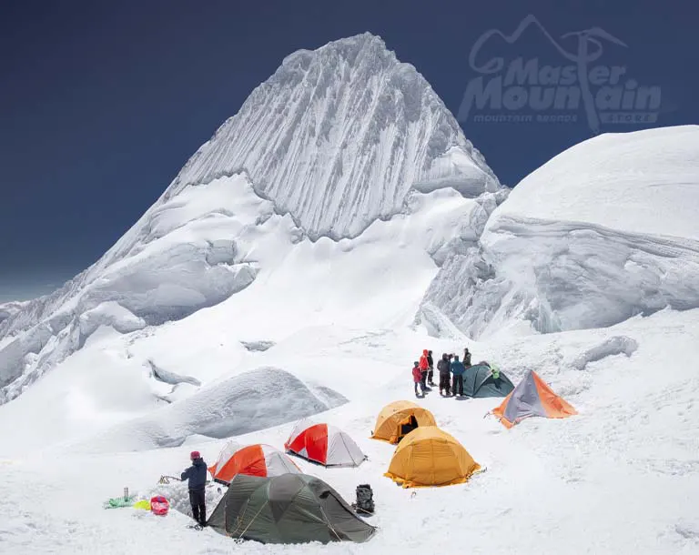 Campamento Uno del Alpamayo durante el día 3 de la escalada Alpamayo 6 días 5 noches en la Cordillera Blanca