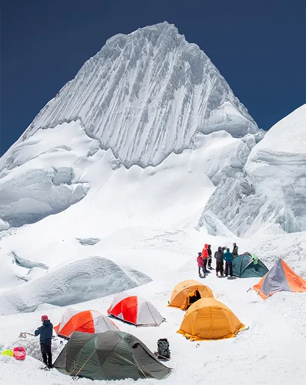 Campamento Uno del Alpamayo durante el día 3 de la escalada Alpamayo 6 días 5 noches en la Cordillera Blanca