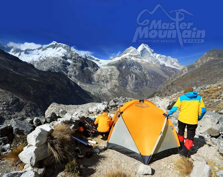 Ascenso al Campamento Uno del Huascarán a 5350 metros durante el día 3 de la escalada Huascarán 7 días 6 noches