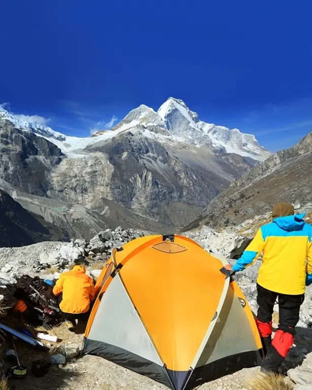 Ascenso al Campamento Uno del Huascarán a 5350 metros durante el día 3 de la escalada Huascarán 7 días 6 noches
