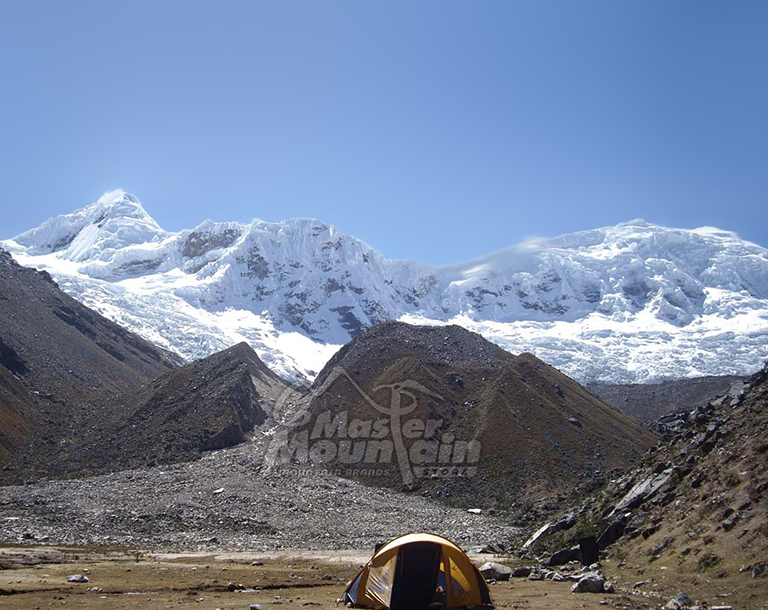 Campo base de la Quebrada Ishinca a 4370 metros durante el día 1 de la escalada Ishinca 3 días 2 noches