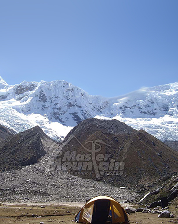 Campo base de la Quebrada Ishinca a 4370 metros durante el día 1 de la escalada Ishinca 3 días 2 noches